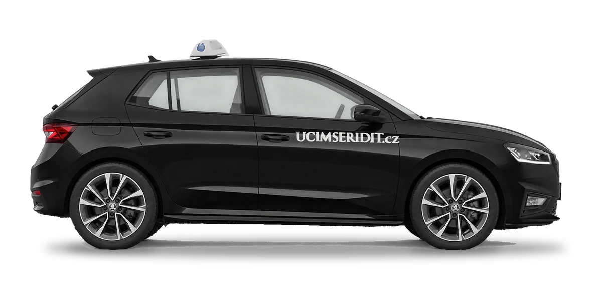 Výcviková Škoda Fabia z pravého boku — ze strany, kde sedí instruktor